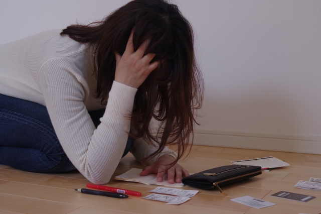 お金を手に頭を抱える。相生市で債務整理の無料相談が司法書士に可能
